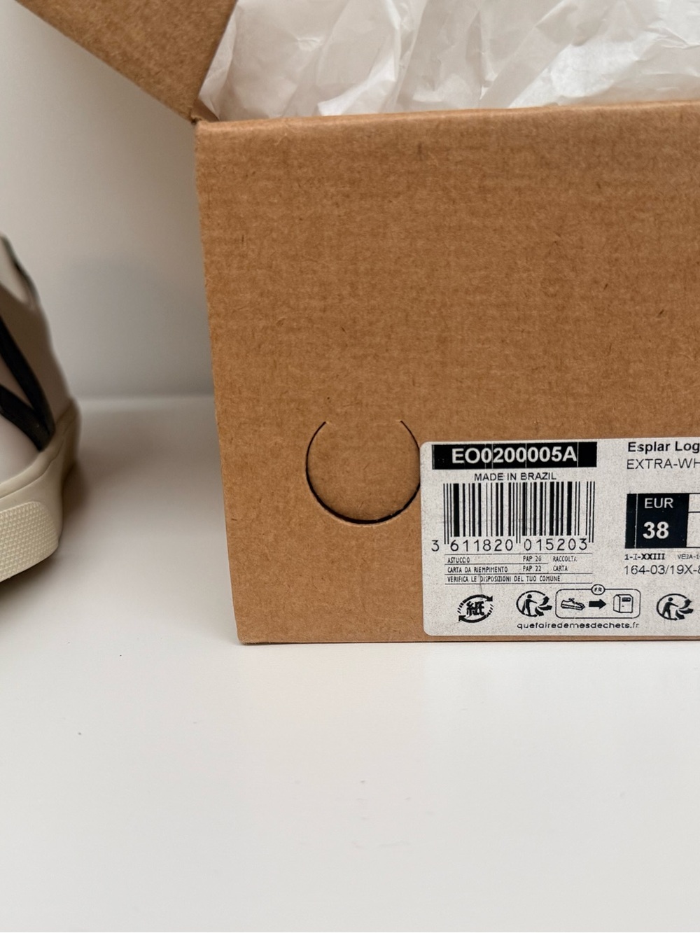 *NEW* VEJA White Leather Sneakers with Black Accent - Size 7 - Picture 11 of 11